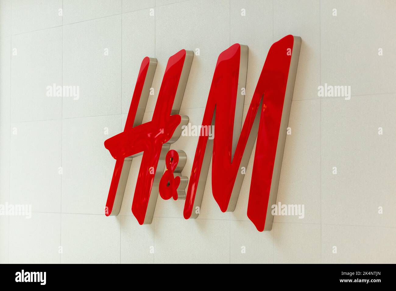 Grodno, Bielorussia - 06 aprile 2022: Primo piano del logo HM sul negozio HM di fronte al centro commerciale Triniti. Foto Stock