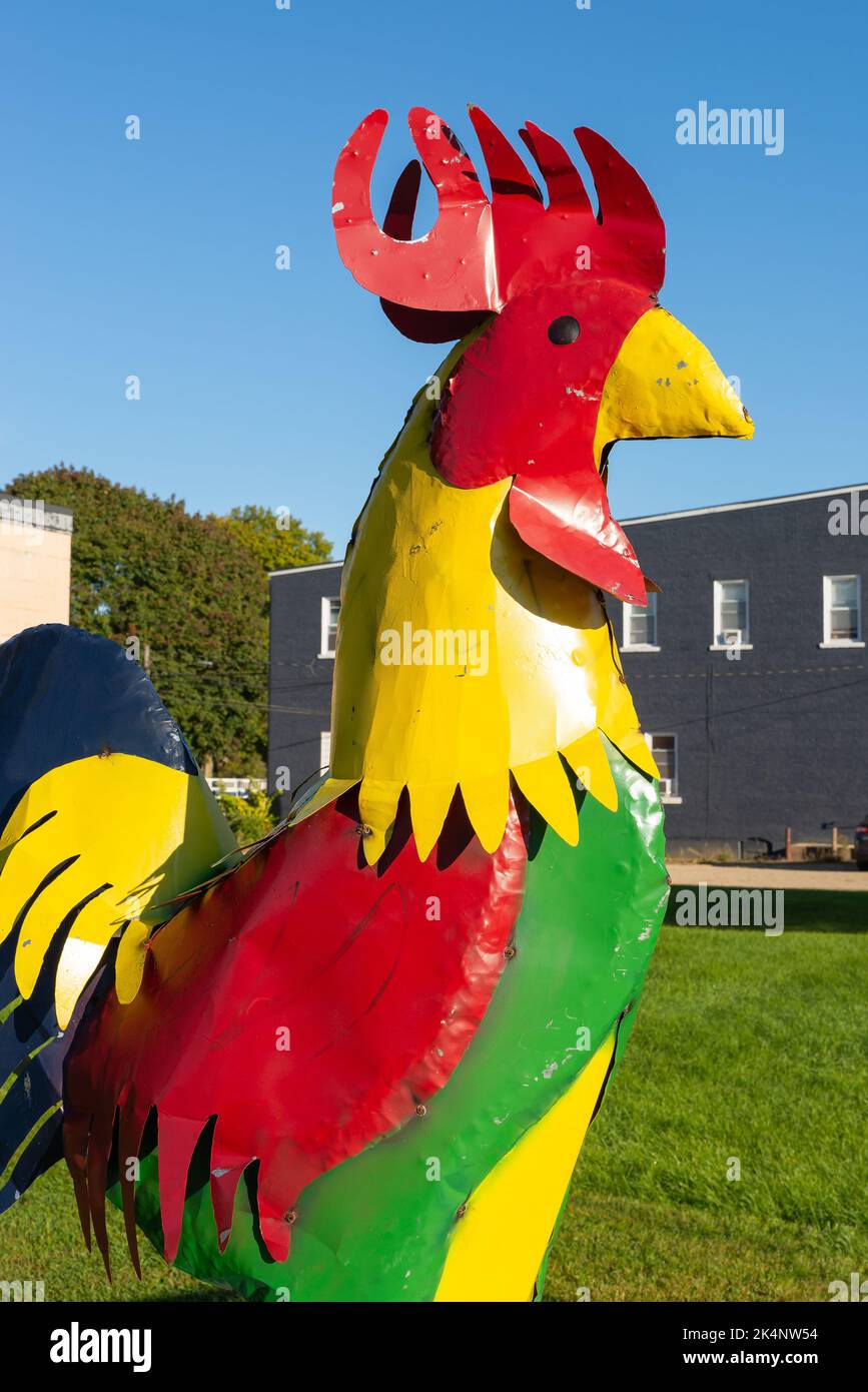 Ladd, Illinois - Stati Uniti - 3rd ottobre 2022: Scultura colorata di pollo, installata nel 2022, nel centro di Ladd, Illinois. Foto Stock