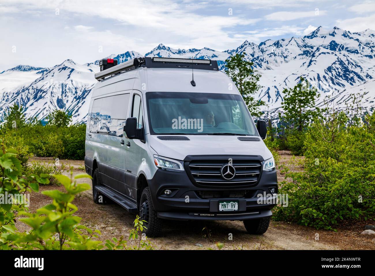 Airstream Interstate 24X campervan; vista a ovest della catena montuosa di Alsek; Tatshenshini Alsek Provincial Park dalla Haines Highway; British Columbia; Canada Foto Stock