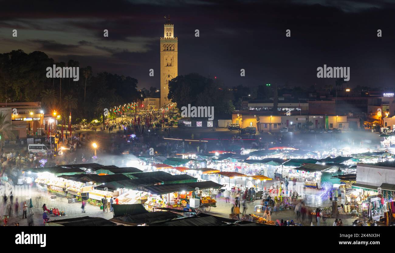 MARRAKECH, MAROCCO - 02 NOVEMBRE 2021: Gente a Jemaa el-Fnaa dove piazza principale di Marrakech, usato da locali e turisti Foto Stock