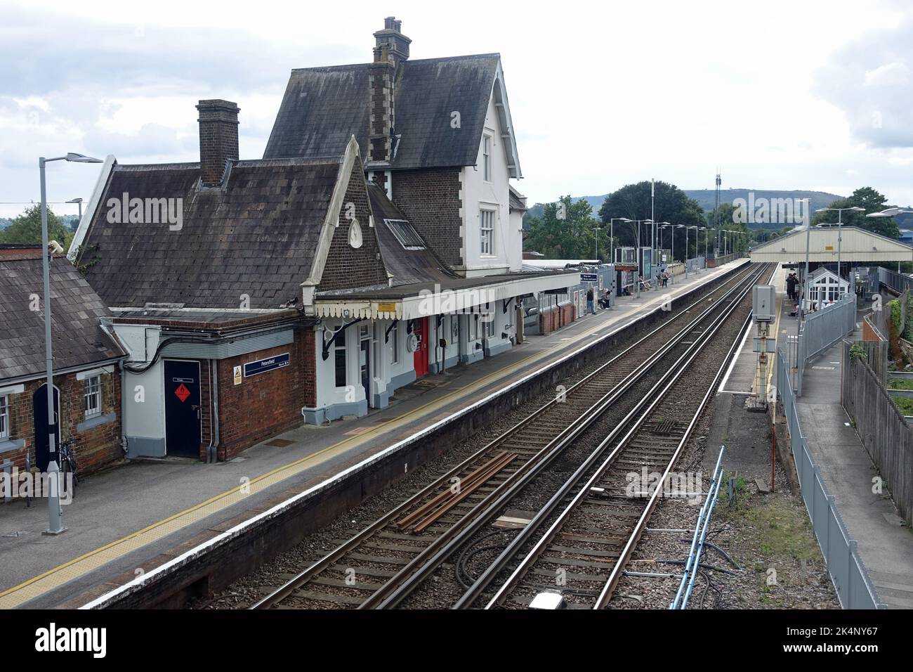 Vista sulle piattaforme e i binari della stazione ferroviaria di Petersfield nell'Hampshire, Regno Unito Foto Stock