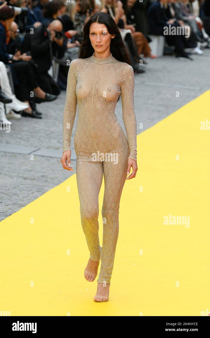 Bella Hadid alla PISTA STELLA McCartney SS23 durante la settimana della moda di Parigi su Octorber 2022 - Parigi, Francia. 03/10/2022 Foto Stock