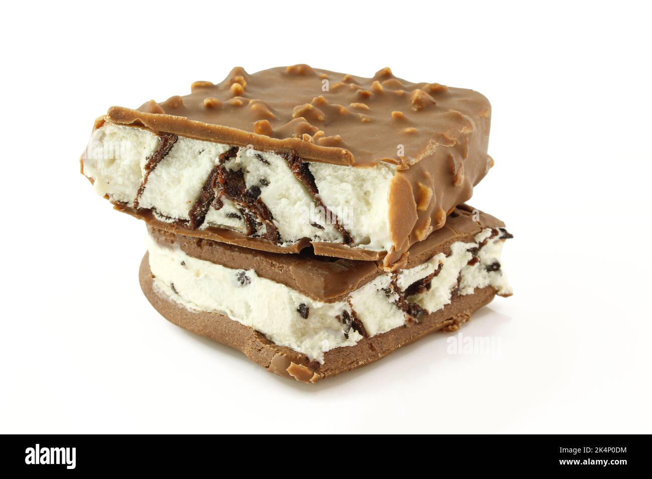 Due pezzi di gelato sandwich isolati su fondo bianco Foto Stock