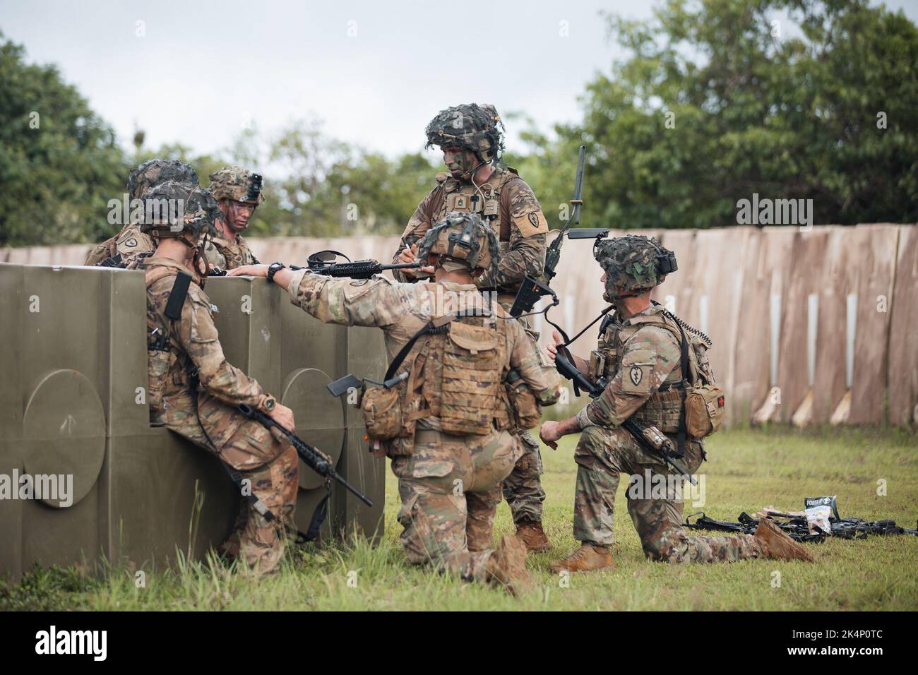 Soldati dell'esercito degli Stati Uniti assegnati a 2nd battaglione, 27th reggimento di fanteria, 3rd squadra di combattimento di Brigata di fanteria, 25th divisione di fanteria fuori dalle caserme di Schofield, Hawaii, prendere un sapere dopo aver completato un attacco aziendale alla base dell'aeronautica militare di Andersen, Guam, 26 settembre 2022. I soldati della Alpha Company si stavano allenando in Guam per provare la loro missione come forza di risposta pronta. Foto Stock