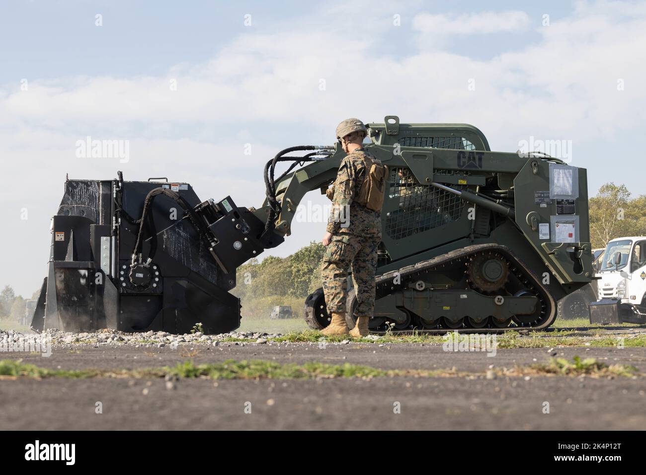U.S. Marines with Marine Wing Support Squadron 172 utilizzare una sega a disco per riparare un campo aereo locale durante l'esercizio Resolute Dragon 22 a Camp Betsuka, Hokkaido, Giappone, 1 ottobre 2022. Resolute Dragon 22 è un esercizio bilaterale annuale progettato per rafforzare le capacità difensive dell'Alleanza USA-Giappone esercitando comandi e controlli integrati, bersagliando, unendo armi e manovrando in più domini. (STATI UNITI Corpo marino foto di Lance CPL. Lorenzo Ducato) Foto Stock