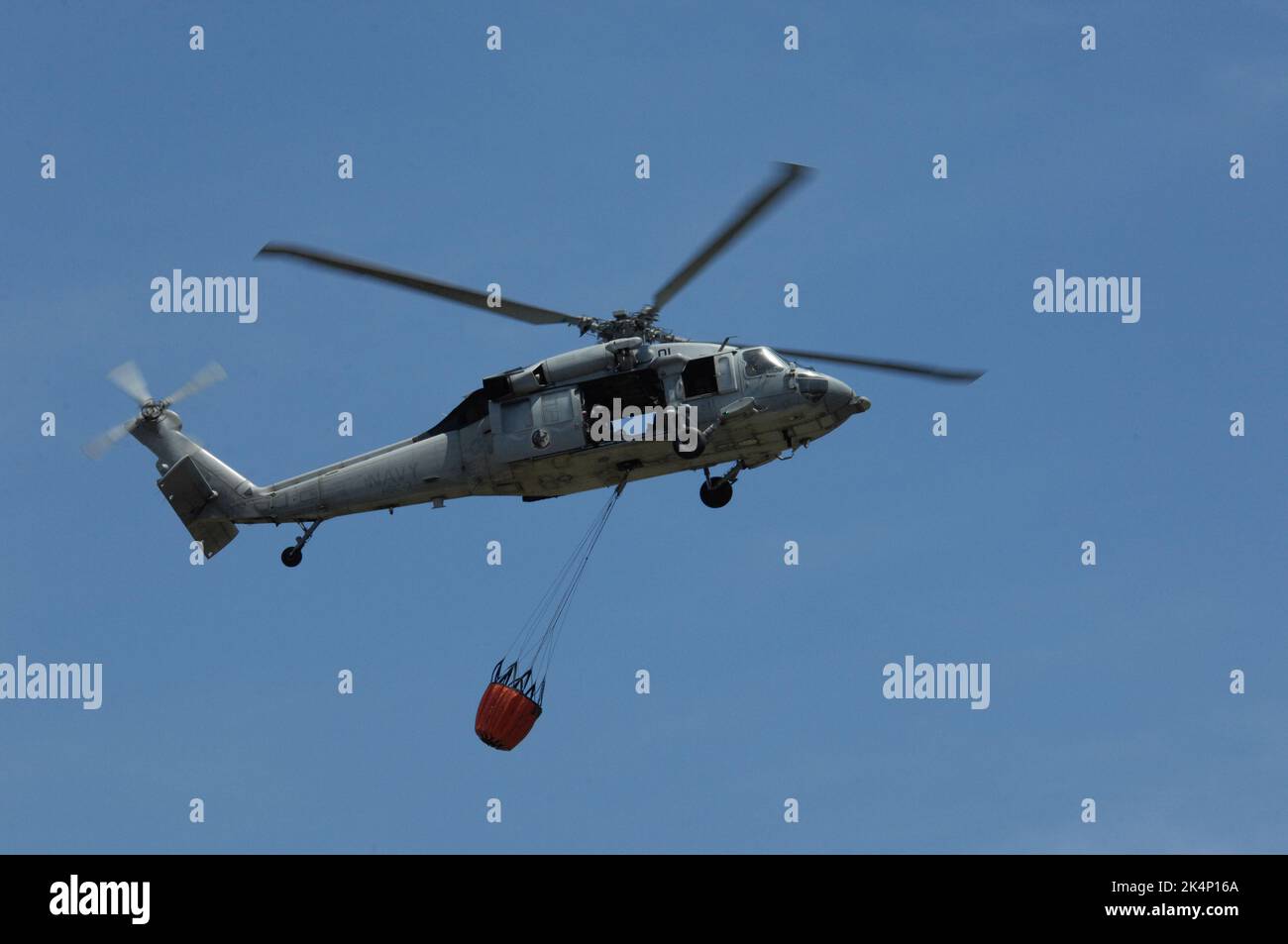 United States Navy MH-60 Sea Hawk con un secchio di bambi Foto Stock