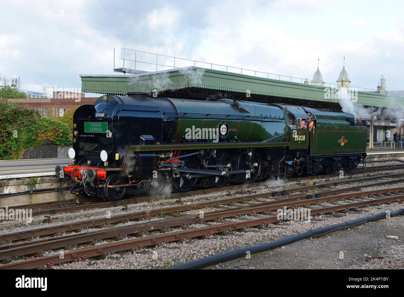 La locomotiva a vapore 'Clan Line' si sposta alla stazione ferroviaria di Bristol Temple Meads, Bristol, Regno Unito, in preparazione per trasportare un vapore speciale. Foto Stock