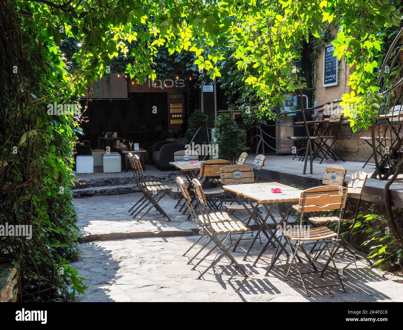 Cracovia, Polonia - 4 agosto 2018: Tavoli e sedie di ristorante Foto Stock