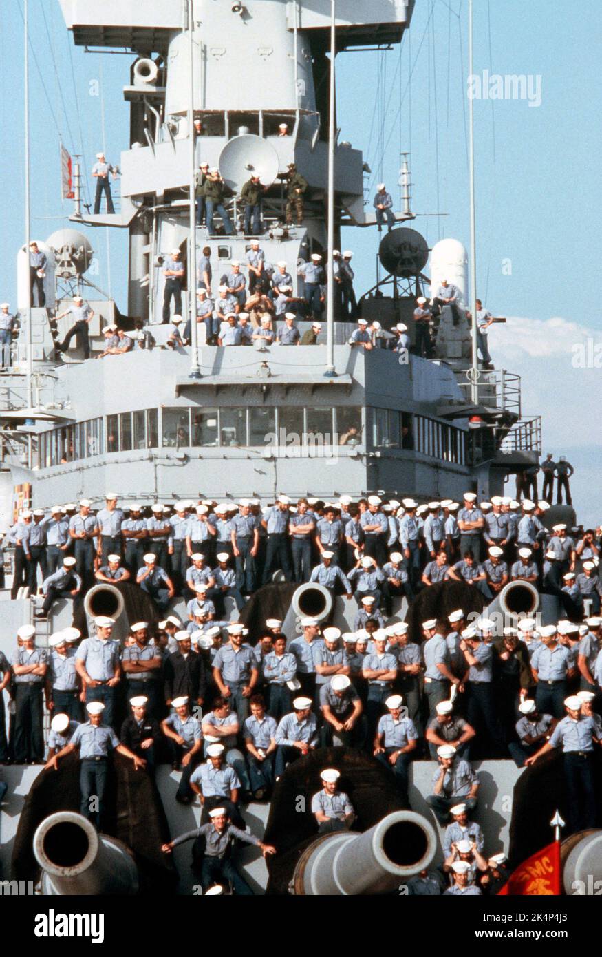 Gli equipaggi a bordo della nave da guerra USS New Jersey (BB 62) posano per i fotografi della rivista Life durante le operazioni al largo della costa di Beirut, Libano, dicembre 1983 Foto Stock