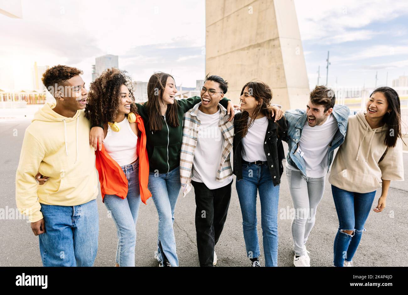 Gruppo multirazziale di giovani amici che camminano insieme all'aperto Foto Stock