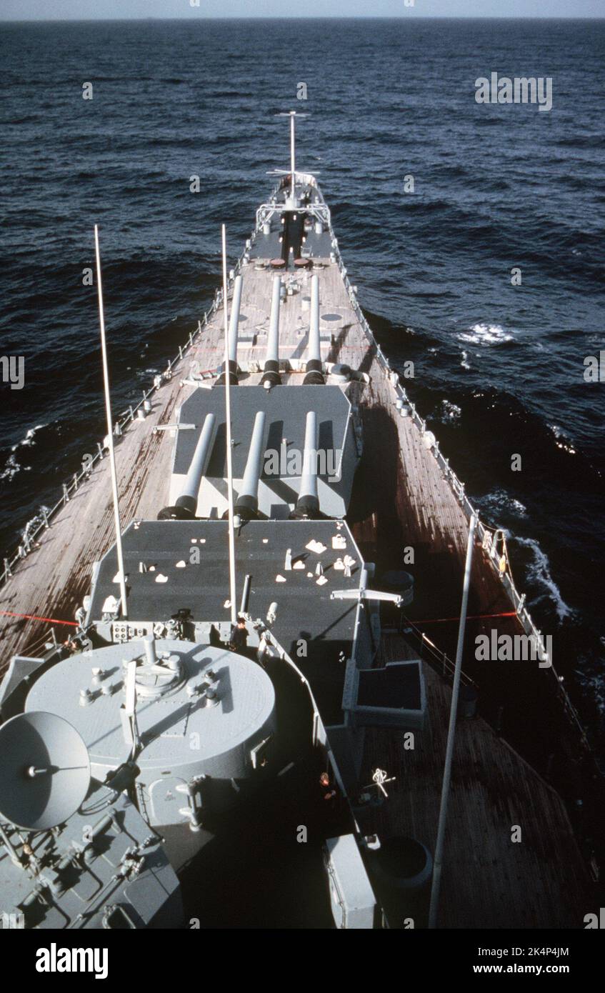 Una vista della sezione di prua della corazzata USS New Jersey (BB 62), comprese le torrette di cannone di calibro 1 e 2 Mark 7 16 pollici/50, come visto dal ponte - Febbraio 1985 Foto Stock