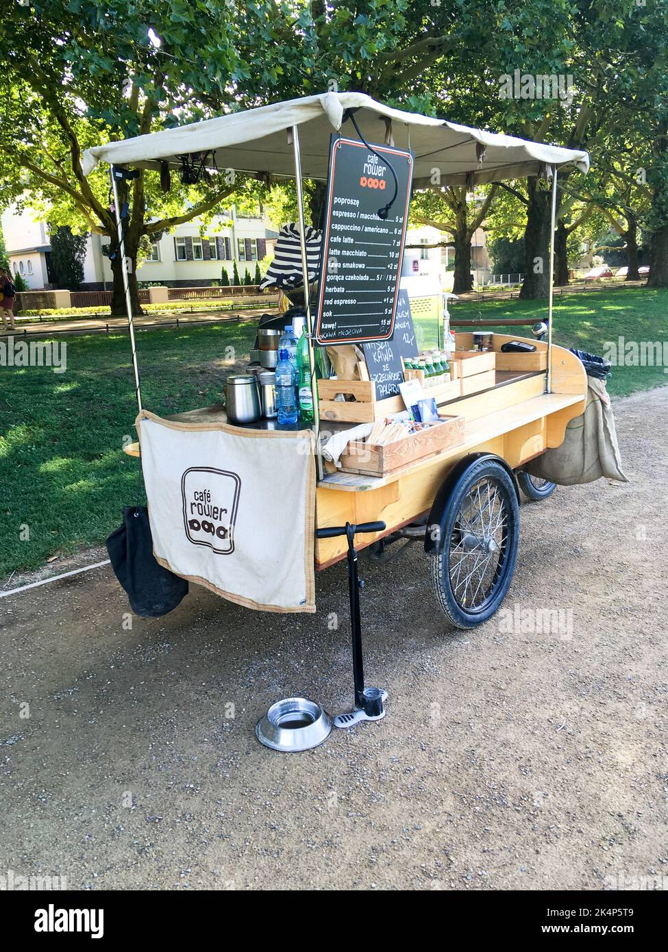 Szczecin, Polonia - 13 agosto 2018: Chiosco mobile per la vendita di caffè e bevande Foto Stock