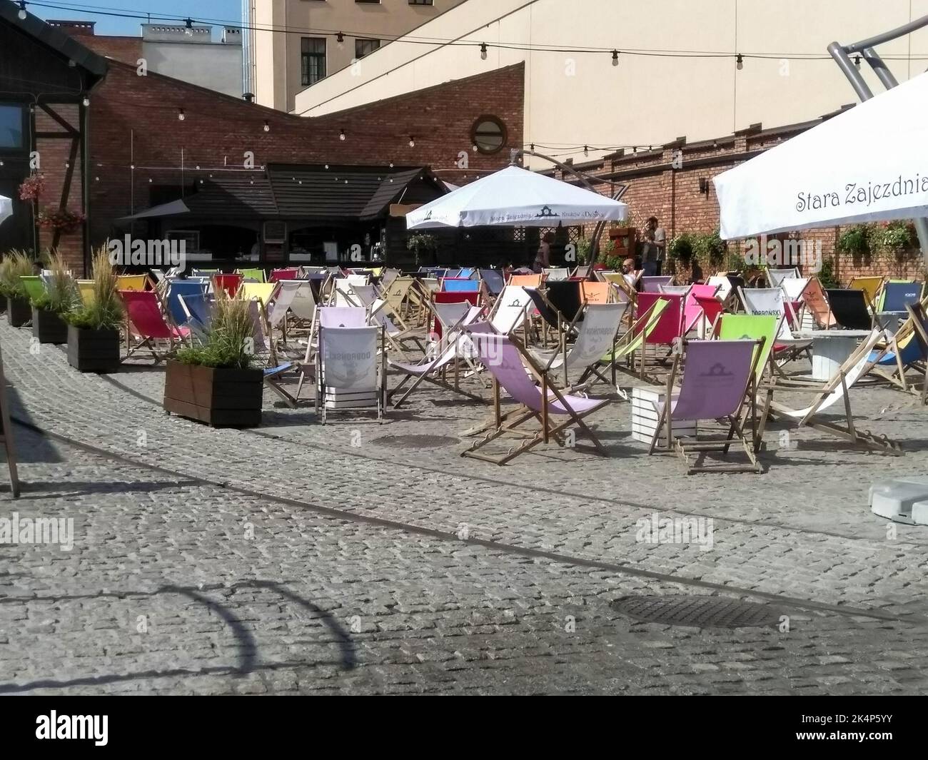 Cracovia, Polonia - 4 agosto 2018: Tavoli e sedie di ristorante Foto Stock