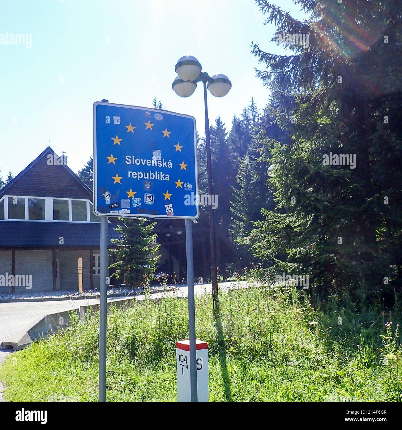 Slovenia - 2 agosto 2018: Segnale di frontiera statale Foto Stock
