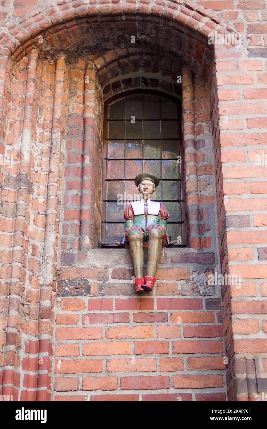 Toruń, Polonia - 7 agosto 2018: Edificio con diverse figure nelle nicchie della finestra Foto Stock