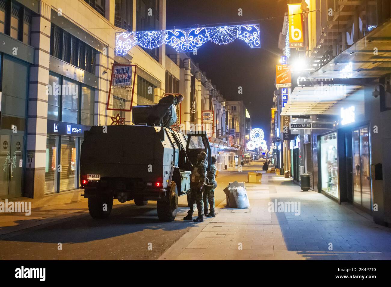 11-26-2015 Bruxelles, Belgio. Militare in una macchina blindata dopo l'attacco di Parigi (la mandria è nota che i terroristi sono venuti a Parigi da Bruxelles)- o Foto Stock