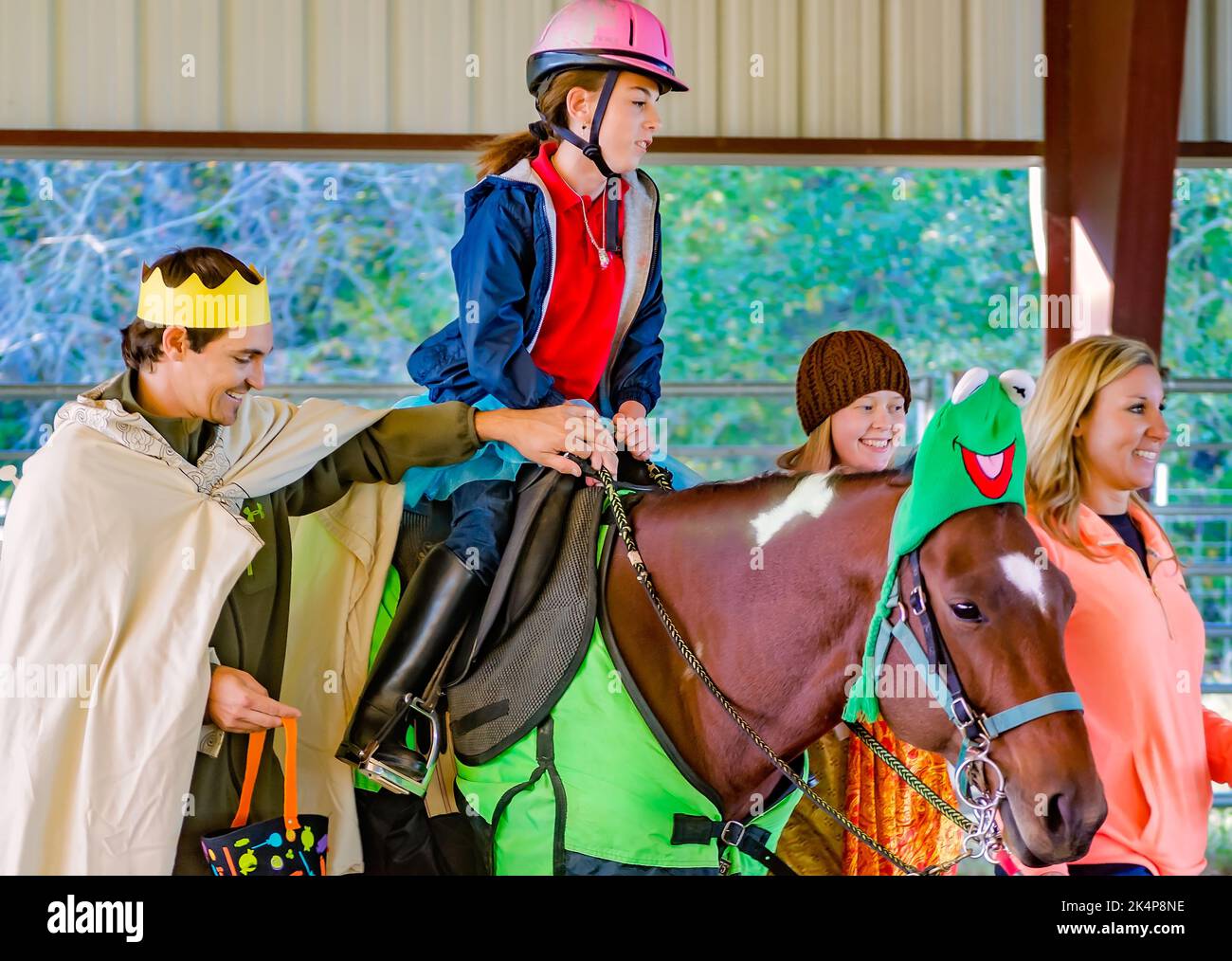 Una ragazza cavalca un cavallo terapeutico ad una festa in costume di Halloween per i cavalieri nel programma terapeutico equestre, 29 ottobre 2012, a West Point, Mississippi. Foto Stock