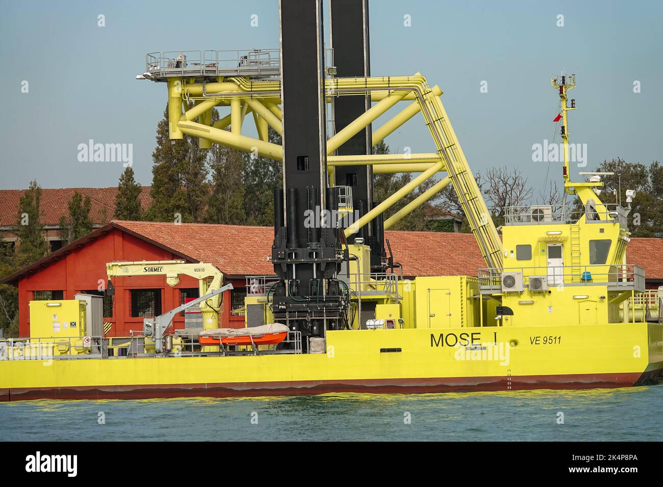 La piattaforma galleggiante del Mose, che protegge la laguna di Venezia durante le alte maree. VENEZIA, ITALIA - OTTOBRE 2022 Foto Stock