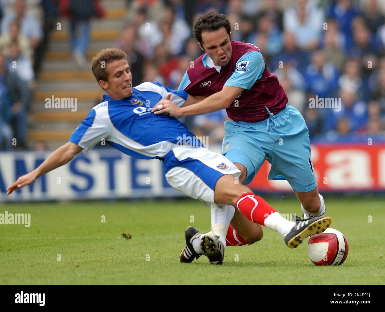 PORTSMOUTH V WEST HAM. GARY O'NEIL ENTRA IN MATTHEW ETHERINGTON PIC MIKE WALKER, 2006 Foto Stock