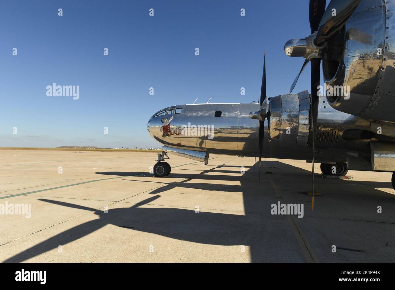 Boeing B-29 'Doca' sul tarmac a Brown Field a San Diego, California. Foto Stock