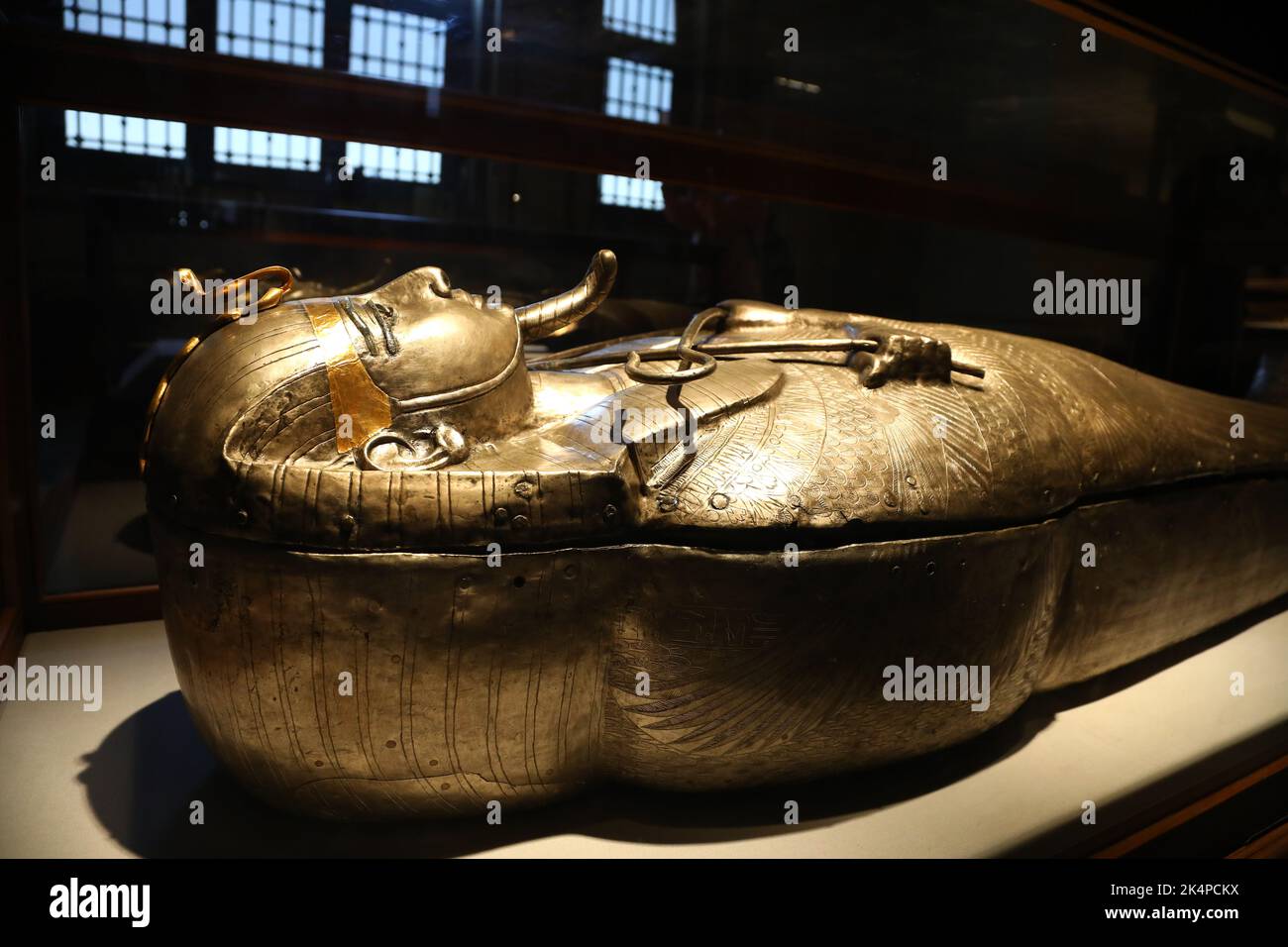 Il Cairo. 3rd Ott 2022. La foto scattata il 3 ottobre 2022 mostra la bara d'argento per il faraone Psusaennes i in mostra durante la mostra del tesoro di Tanis al Museo Egizio del Cairo, in Egitto. Il museo ha recentemente aperto la mostra in occasione del 200th° anniversario della creazione del campo di Egittologia e la decodifica di antichi geroglifici. Credit: Ahmed Gomaa/Xinhua/Alamy Live News Foto Stock