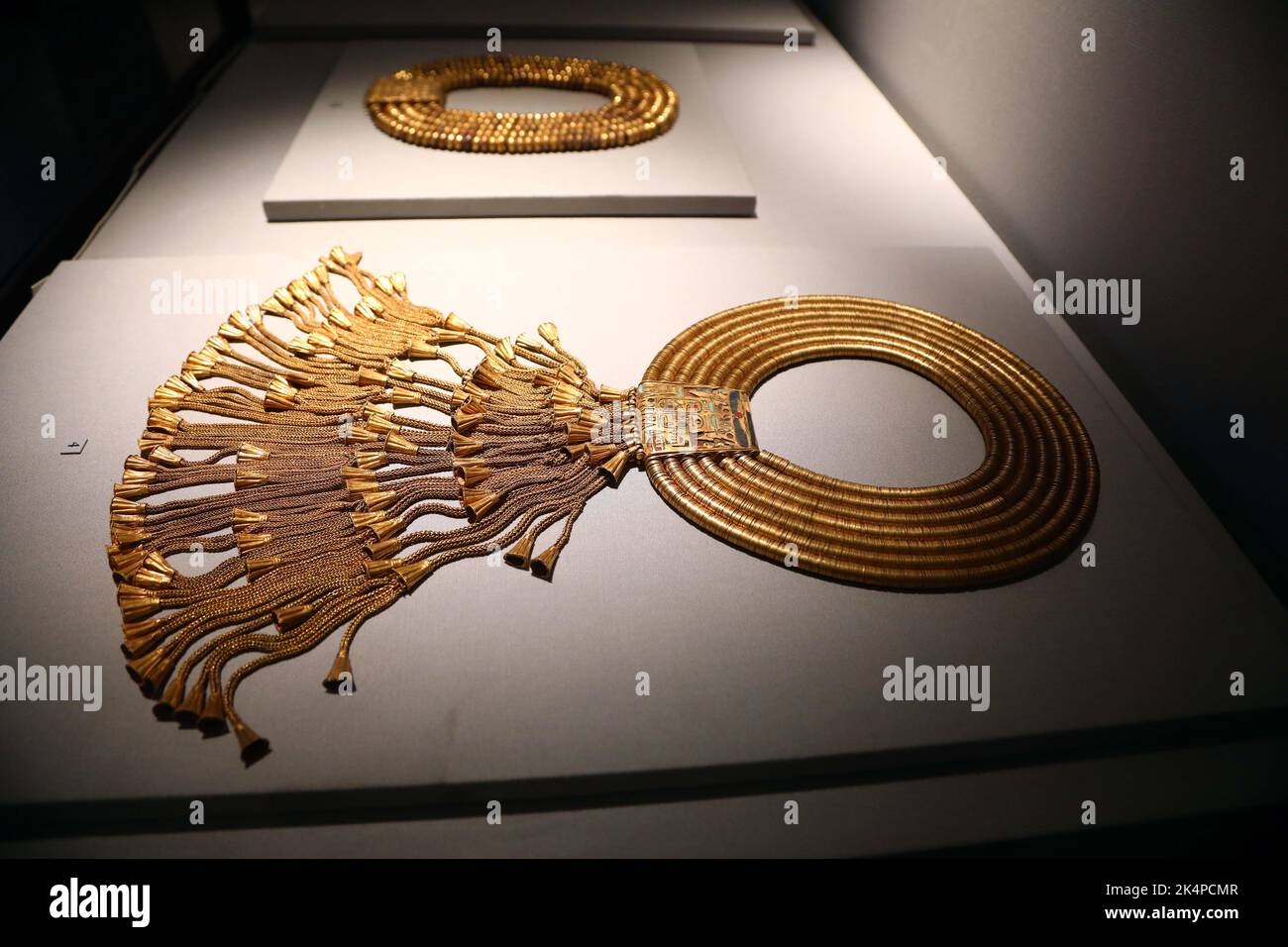 Il Cairo. 3rd Ott 2022. Foto scattata il 3 ottobre 2022 mostra ornamenti per il faraone Psusennes i in mostra durante la mostra del tesoro di Tanis al Museo Egizio del Cairo, Egitto. Il museo ha recentemente aperto la mostra in occasione del 200th° anniversario della creazione del campo di Egittologia e la decodifica di antichi geroglifici. Credit: Ahmed Gomaa/Xinhua/Alamy Live News Foto Stock