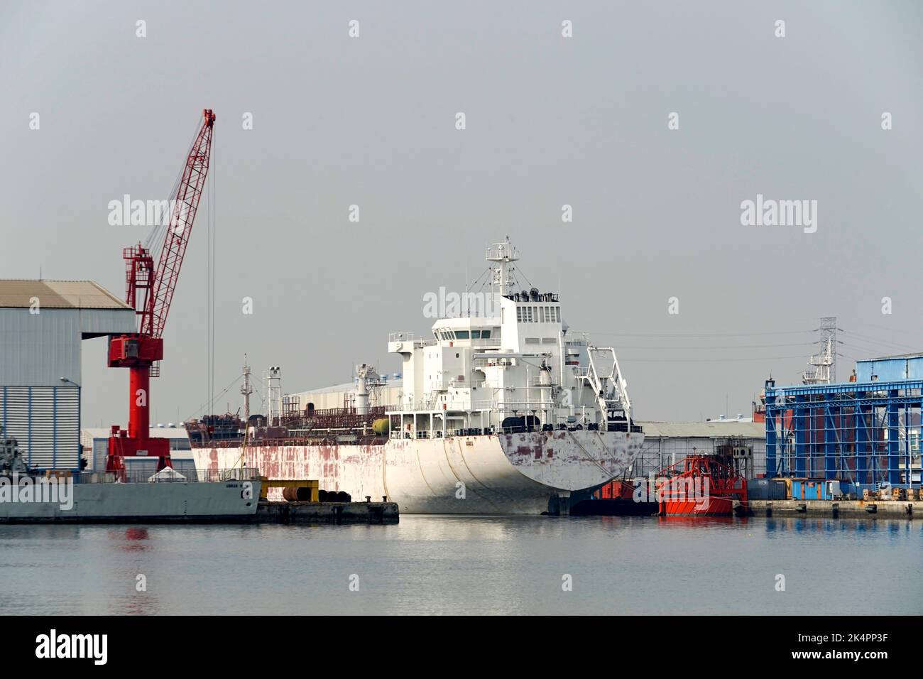 La nave autocisterna è ormeggiata e in riparazione a PAL Surabaya, Indonesia, il 2022 agosto Foto Stock