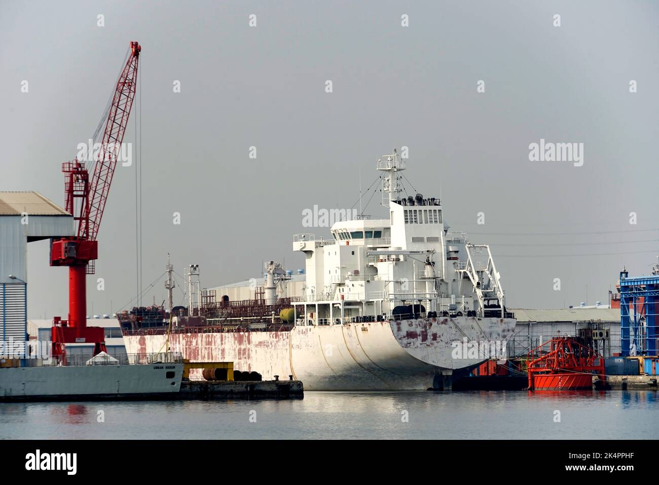 La nave autocisterna è ormeggiata e in riparazione a PAL Surabaya, Indonesia, il 2022 agosto Foto Stock