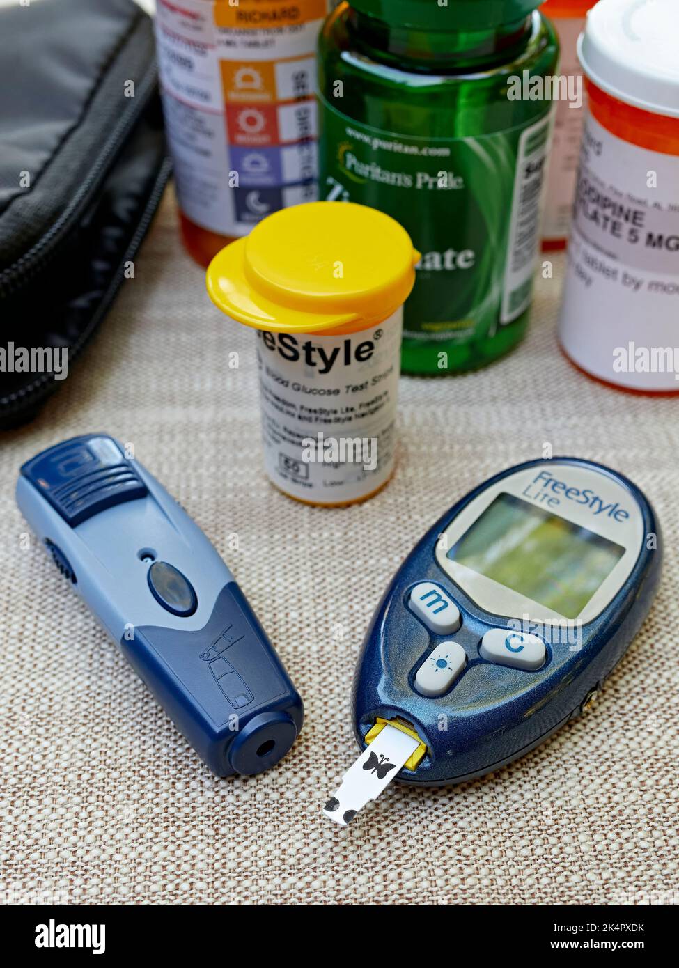 Kit per l'analisi della glicemia o della glicemia, inclusi i test trip e il dispositivo di monitoraggio utilizzato per rilevare il diabete. Foto Stock