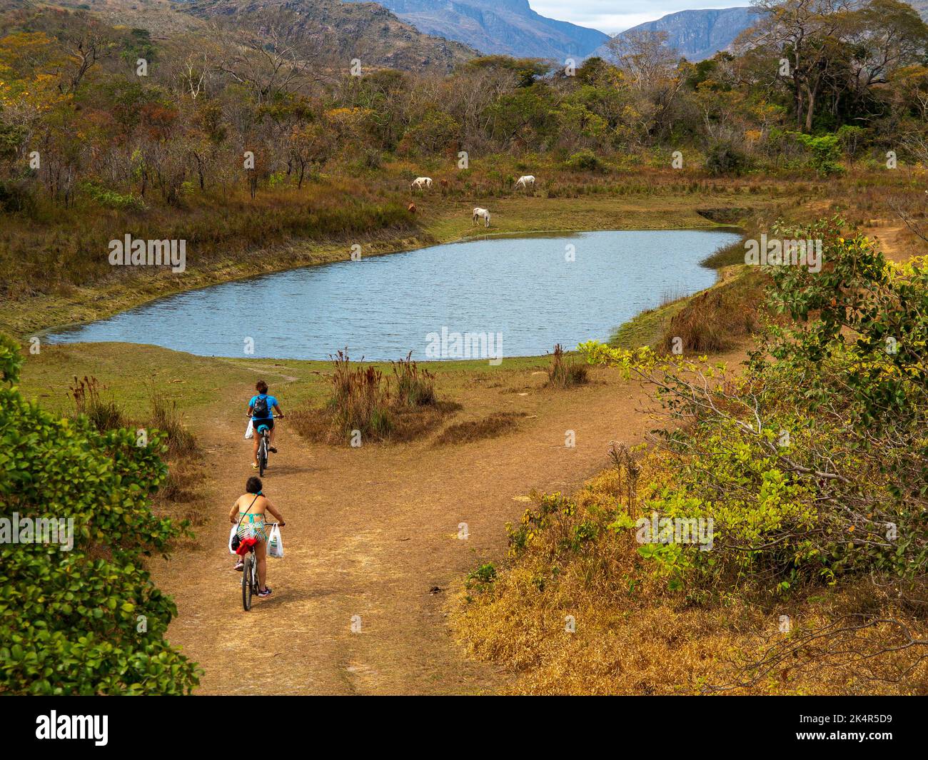 Tourista in bicicletta al Parco Nazionale Serra do Cipó, una meta popolare per i turisti in cerca di avventura, Minas Gerais, Brasile Foto Stock