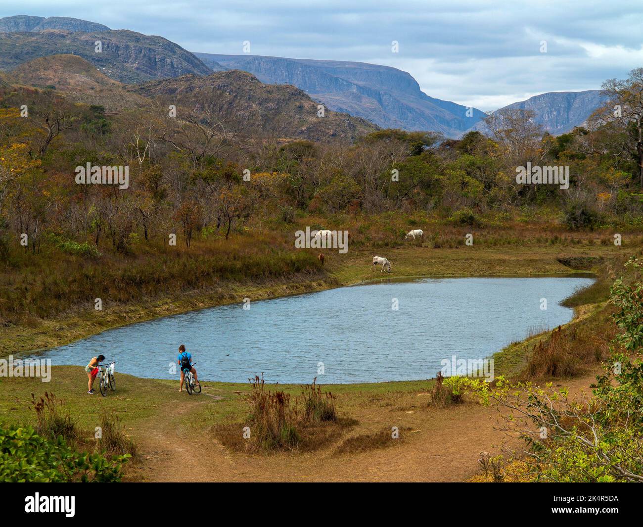 Tourista in bicicletta al Parco Nazionale Serra do Cipó, una meta popolare per i turisti in cerca di avventura, Minas Gerais, Brasile Foto Stock