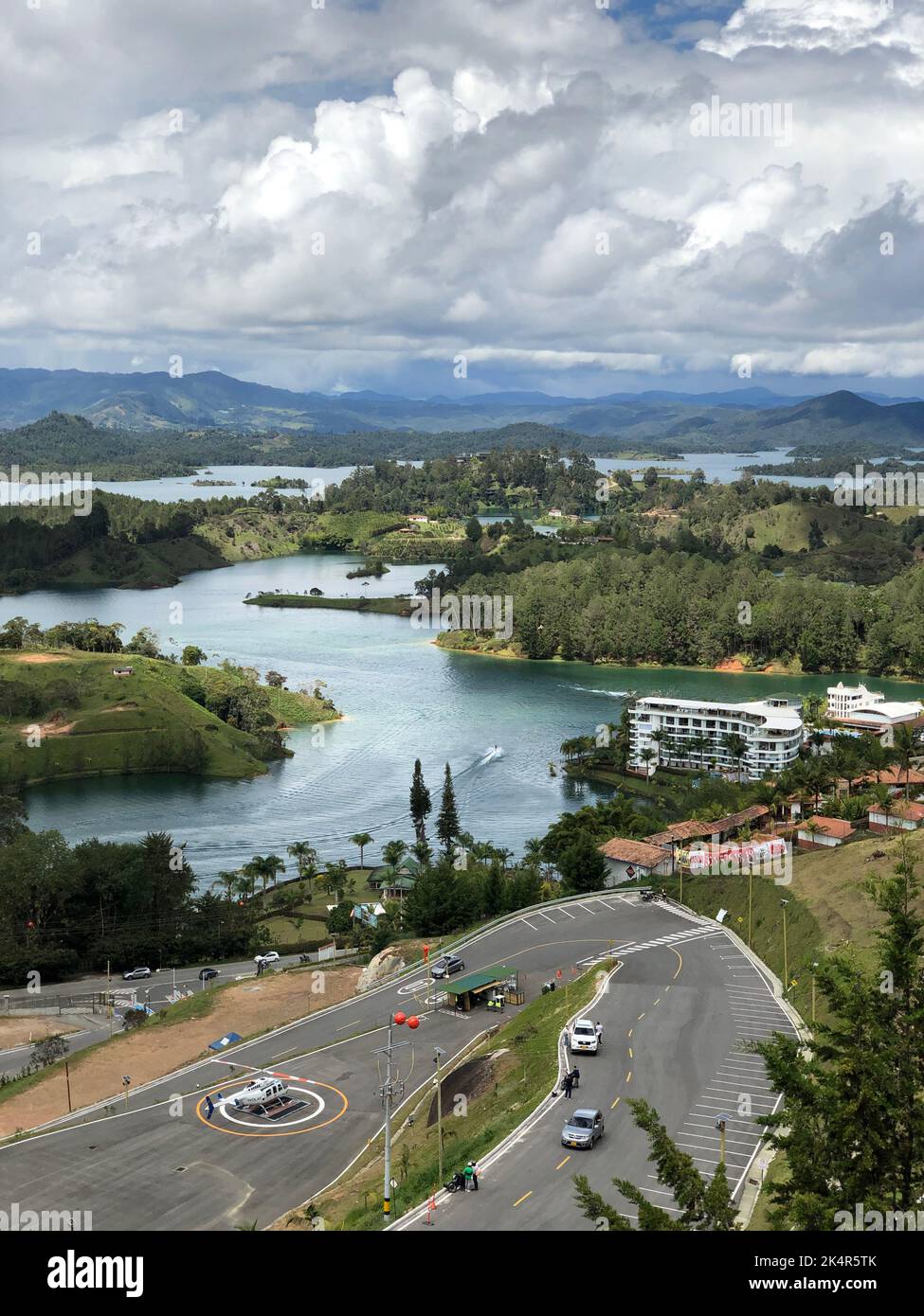 Bacino idrico di Punchiná vicino alle città di Guatapé e El Peñol nel dipartimento di Antioquia, Colombia, 1 novembre 2021 Foto Stock