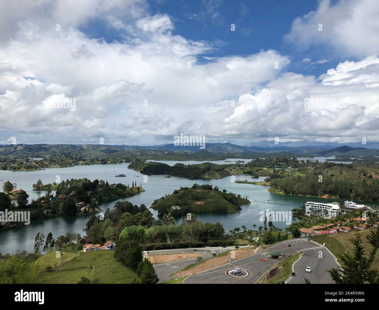 Bacino idrico di Punchiná vicino alle città di Guatapé e El Peñol nel dipartimento di Antioquia, Colombia, 1 novembre 2021 Foto Stock