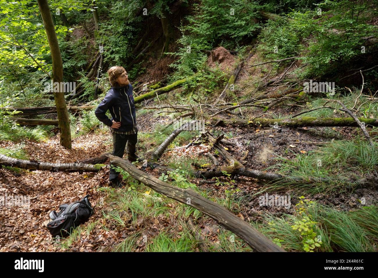 PRODUZIONE - 27 settembre 2022, Baden-Wuerttemberg, Tübingen: Bastian Kathan, studente di evoluzione ed ecologia presso l'Università di Tübingen, si trova presso un torrente primaverile in una zona boscosa vicino a Tübingen. (A dpa-KORR.: 'Le libellule sono sopravvissute ai dinosauri - anche il cambiamento climatico?) Foto: Marijan Murat/dpa Foto Stock