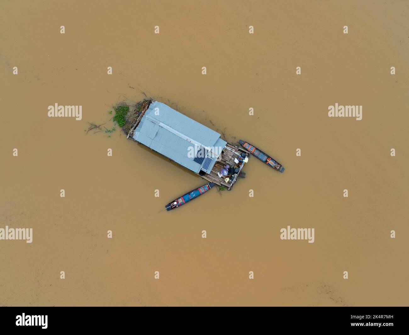 Veduta aerea di barche e case inondate nella Thailandia rurale. Concetto di cambiamento climatico Foto Stock