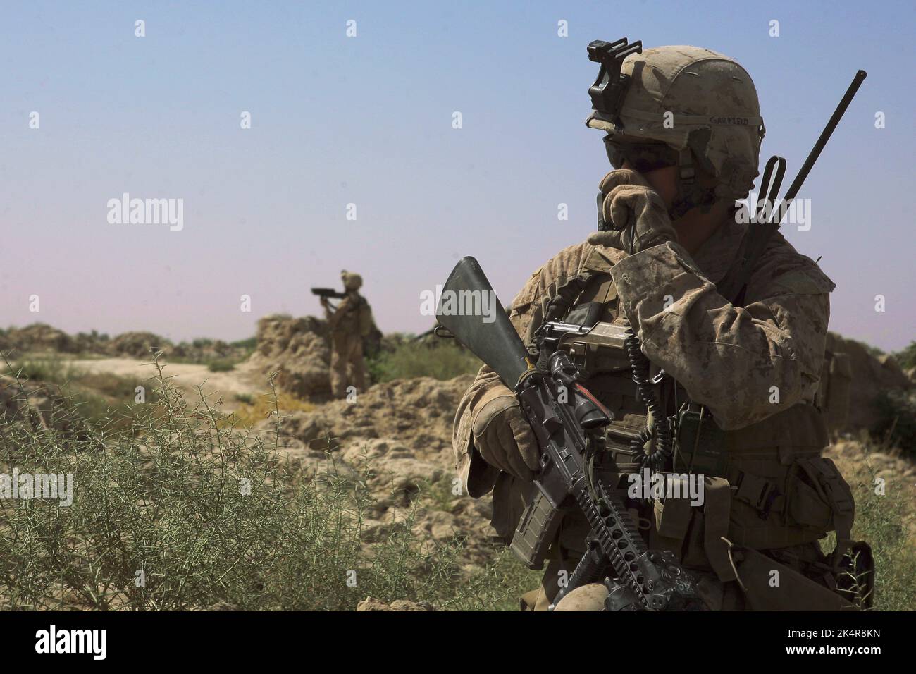 PROVINCIA DI HELMAND, AFGHANISTAN - 27 luglio 2009 - corpo Marino degli Stati Uniti Lance CPL Scott Nechay utilizza una radio durante una pattuglia di sicurezza nella provincia di Helmand Foto Stock