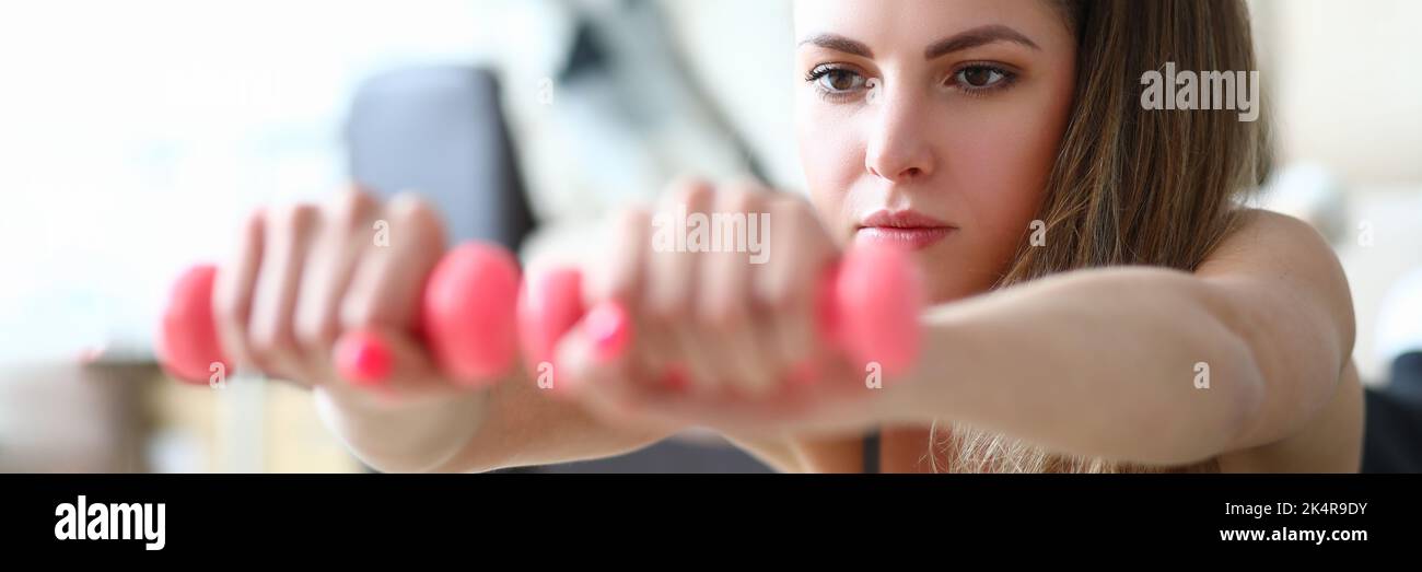 Ritratto di giovane donna sdraiata con manubri Foto Stock