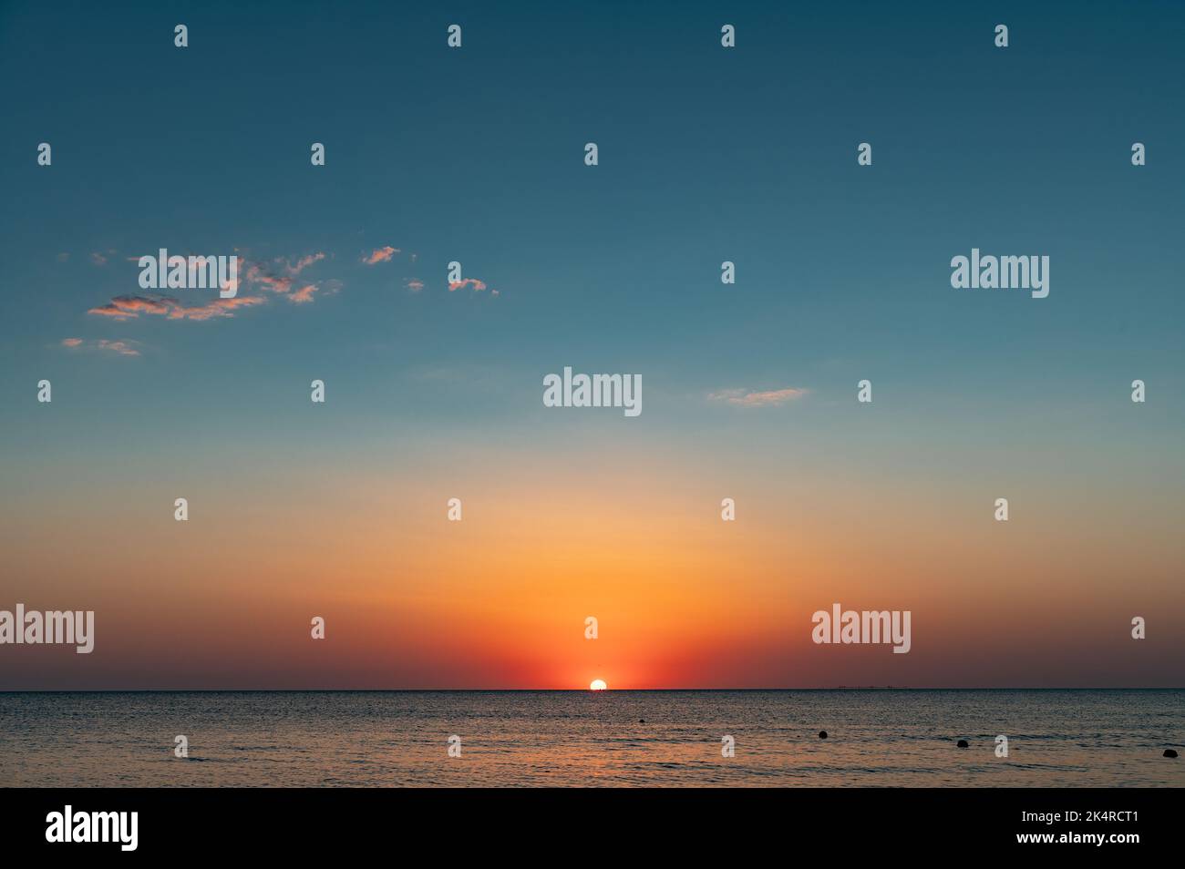 Splendidi tramonti sul Mare del Nord. Sole all'orizzonte Foto Stock