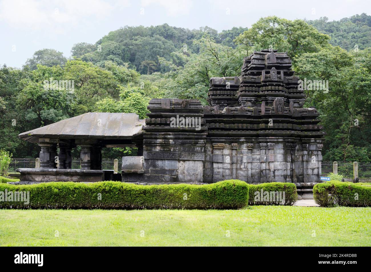 Mahadeva Tempio, (Tambdi Surla)un tempio Shaivite del 12th ° secolo costruito in stile Kadamba da basalto. Vicino a Bhagwan Mahaveer Wildlife Sanctury, Sanguem Foto Stock