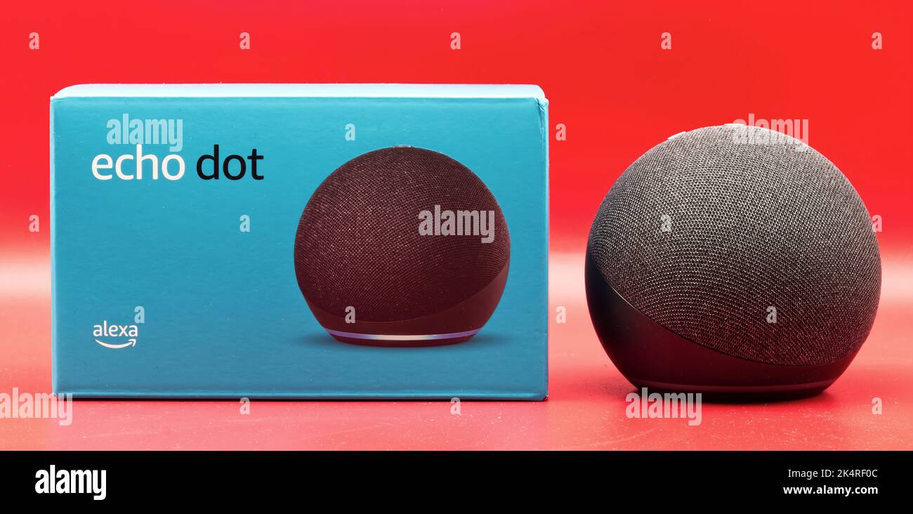 Punto Amazon Echo. Alexa, assistente virtuale ai. Sfondo rosso Foto Stock