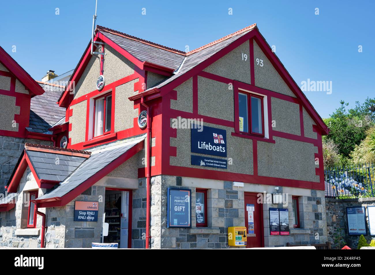 Criccieth, Regno Unito - 13 luglio 2022: La RNLI Lifeboat Station nel villaggio di Criccieth nel Galles del Nord Foto Stock
