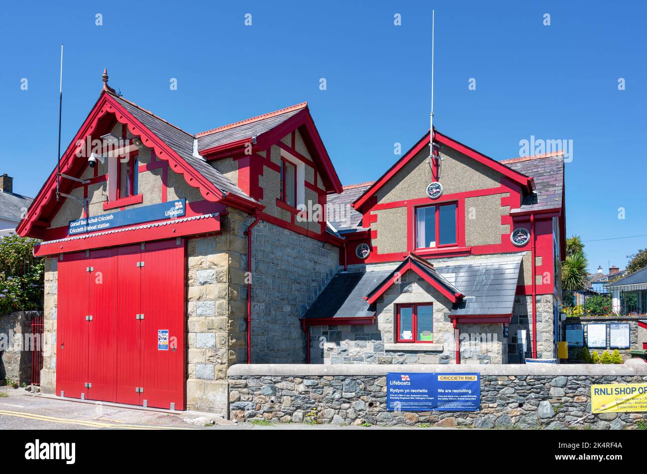 Criccieth, Regno Unito - 13 luglio 2022: La RNLI Lifeboat Station nel villaggio di Criccieth nel Galles del Nord Foto Stock