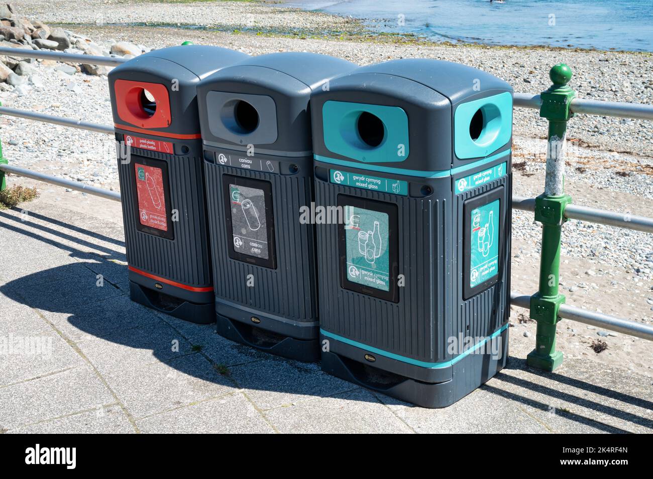 Criccieth, Regno Unito - 13 luglio 2022: Bidoni di riciclaggio nel villaggio di Criccieth nel Galles del Nord. Foto Stock
