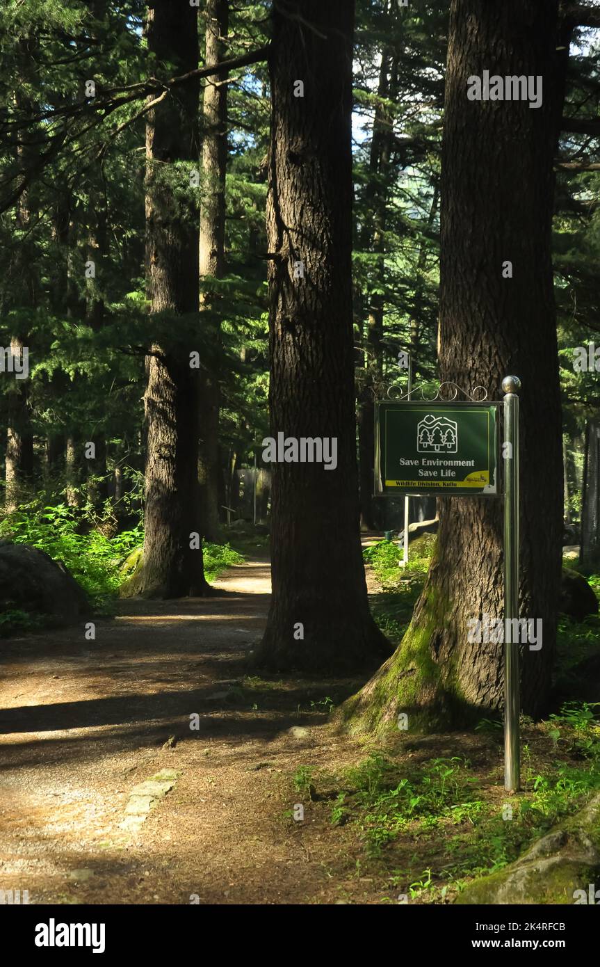 Save Environment Save Life cartello nel Parco Nazionale Van Vihar di Manali, Himachal Pradesh, India Foto Stock