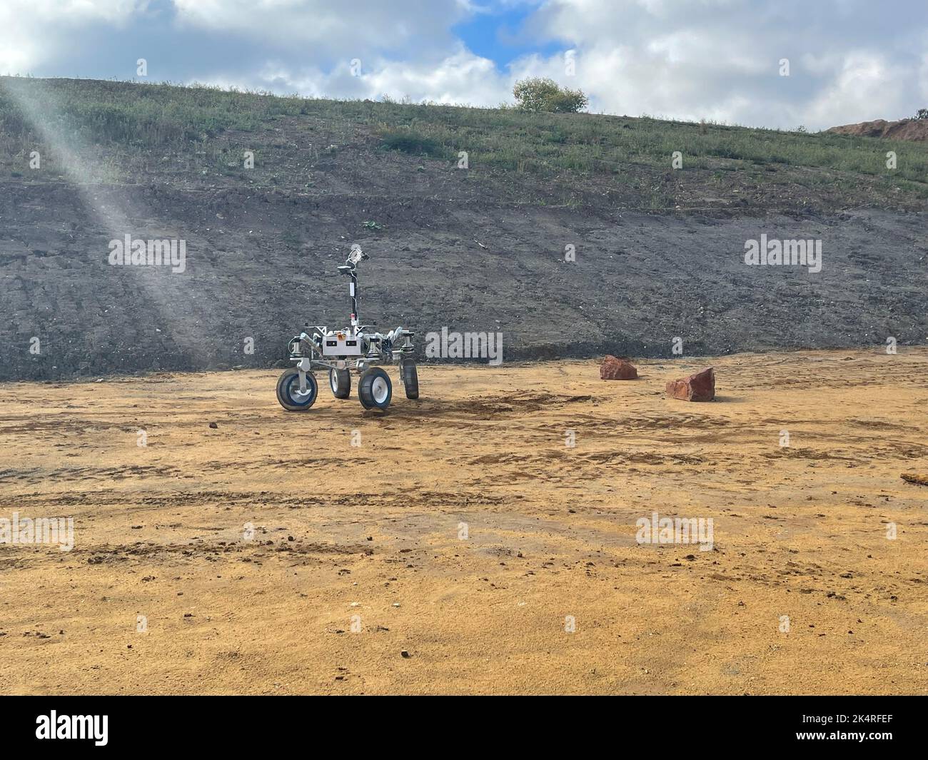 Il campione Fetch Rover (SFR), affettuosamente noto come Anon, potenzialmente destinato a missioni sulla luna o su Marte è messo attraverso i suoi passi in una cava a Milton Keynes. I test in cava degli ingegneri Airbus sono essenziali per il processo di sviluppo, fornendo un panorama unico e dinamico che non può essere replicato all'interno dell'impianto di test Mars Yard di Stevenage e l'evento segna la prima volta che tutti i sistemi rover vengono testati contemporaneamente. Data immagine: Giovedì 29 settembre 2022. Foto Stock