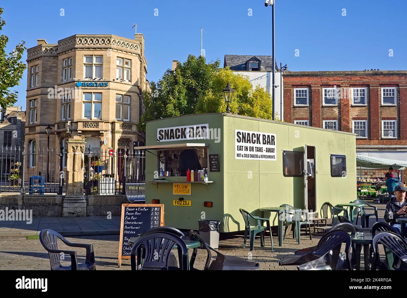 Pop-up snack bar nel centro della città con la banca Barclays sullo sfondo Foto Stock