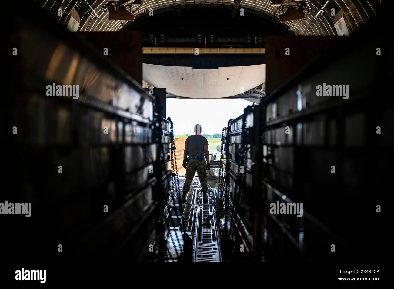 Base dell'aeronautica militare di dover, Delaware, Stati Uniti. 14th Set, 2022. Un Team dover Airman carica armi destinate all'Ucraina su un C-17 Globemaster III durante una missione di assistenza alla sicurezza presso la base dell'aeronautica militare di dover, Delaware, 14 settembre 2022. Il Dipartimento della Difesa sta lavorando con l'industria per aumentare la produzione di alcune capacità per continuare a soddisfare le esigenze delle forze ucraine, mentre garantire gli Stati Uniti è pronto a difendere se stessi, i nostri partner e alleati. Credit: US Air Force/ZUMA Press Wire Service/ZUMAPRESS.com/Alamy Live News Foto Stock