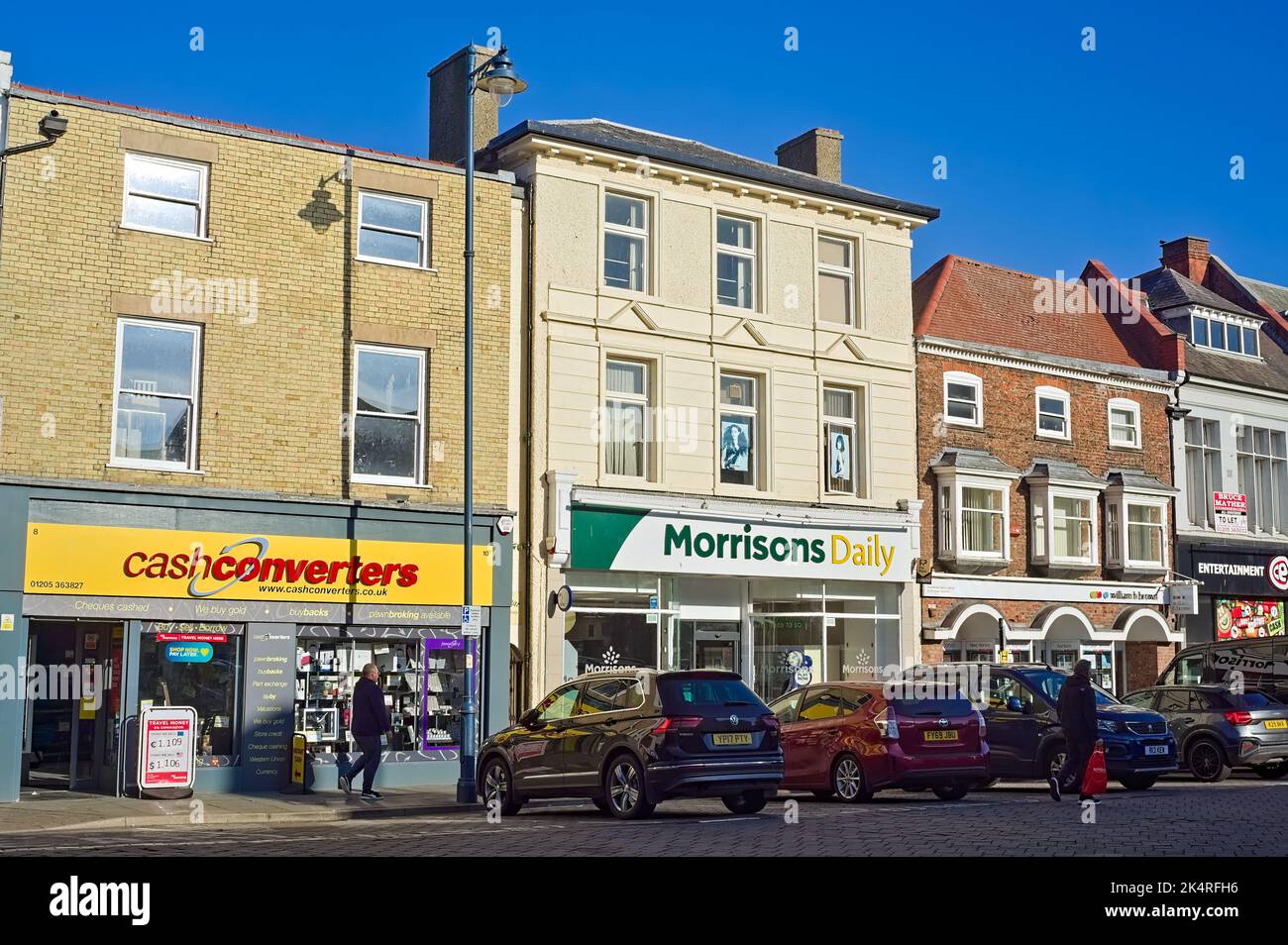 Convertitori di contanti e negozi Morrisons Daily lungo l'ampia Bargate nel centro della città Foto Stock