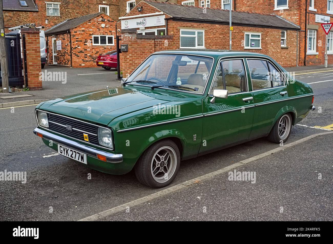 Ford Escort Ghia vintage MK 2 parcheggiata in strada a Boston nel Lincolnshire Foto Stock