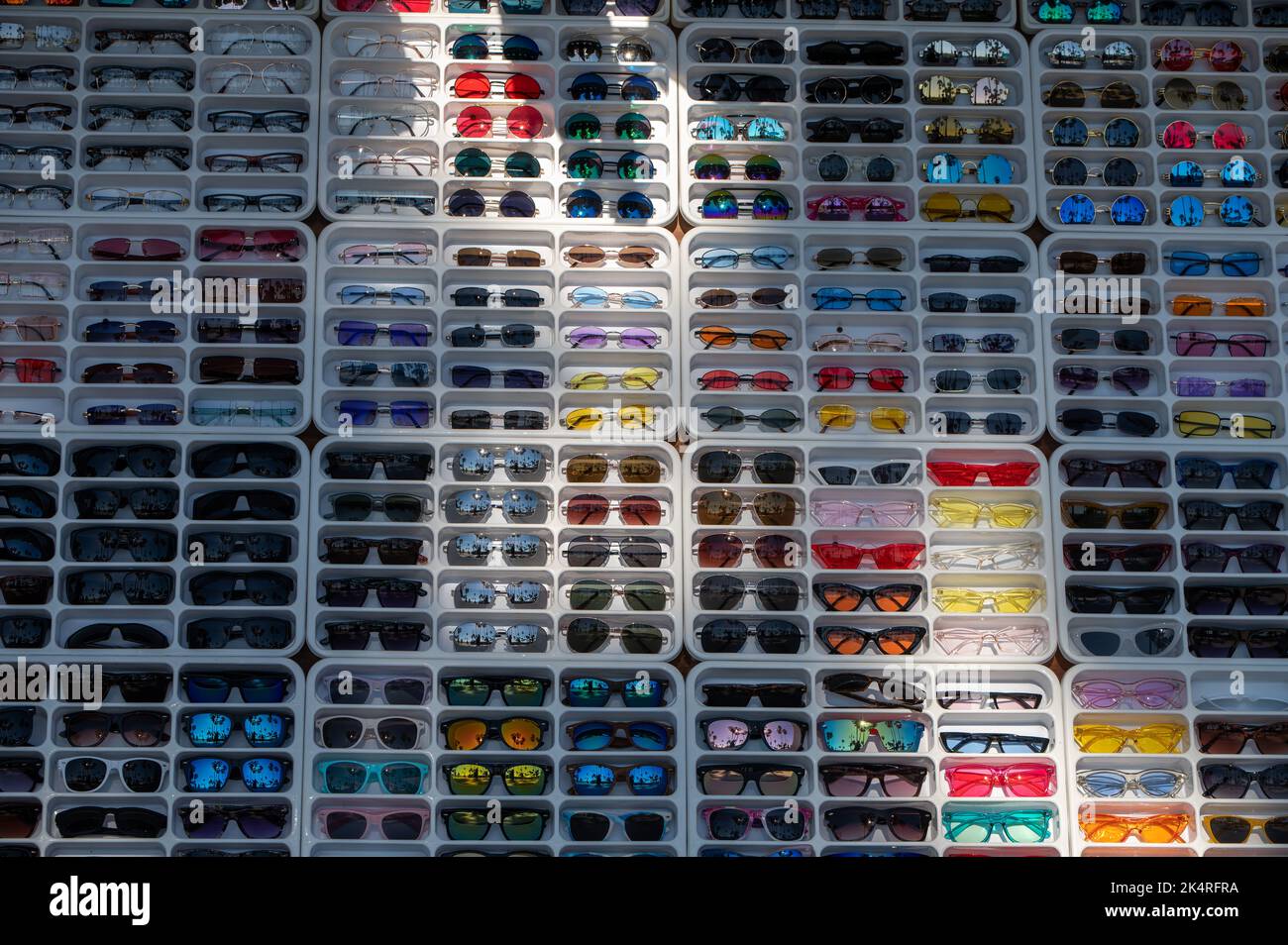 Occhiali da sole in esposizione presso il mercato locale Foto Stock